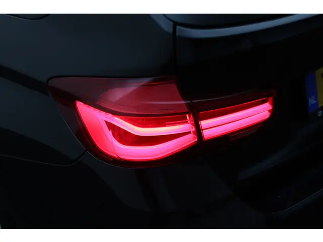 BMW 3 Serie Touring 318i M Sport Edition 2018 Benzine 32