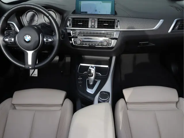 BMW 2 Serie Cabrio 220i High Executive 2021 Benzine 4