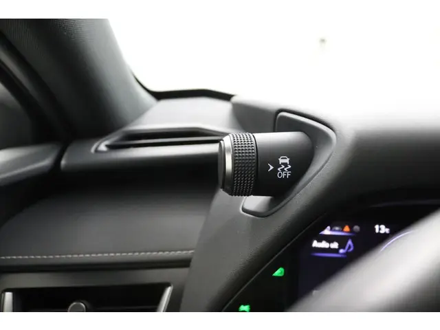 Lexus UX 250h Luxury Line 2022 Hybride Benzine 25