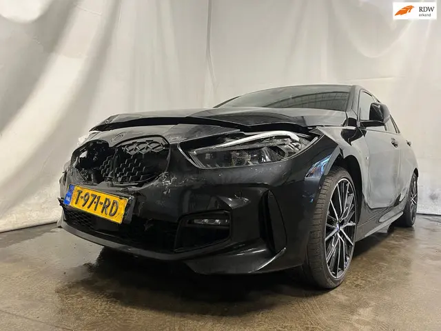 BMW 1 Serie 118i High Executive - Schade 2019 Benzine 1