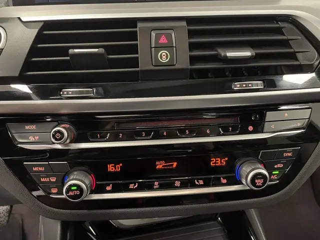 BMW X3 xDrive20i High Executive 2019 Benzine 25