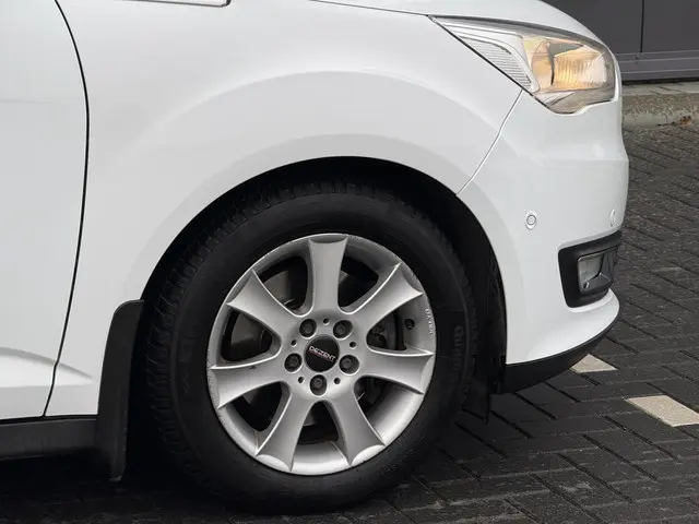 Ford C-MAX 1.5 Titanium 2015 Benzine 40