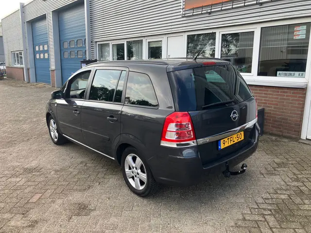 Opel Zafira 1.8 Cosmo 7 persoons 2013 Benzine 4