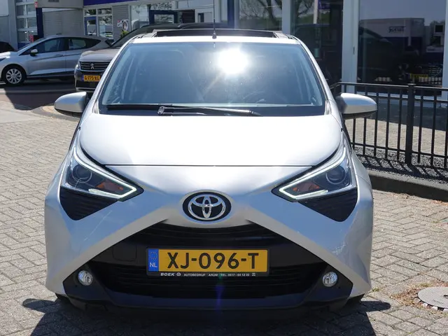 Toyota Aygo 1.0 VVT-i x-first 2019 Benzine 12