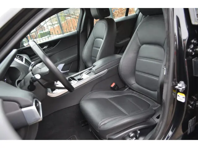 Jaguar XE 2.0 P250 SE 2020 Benzine