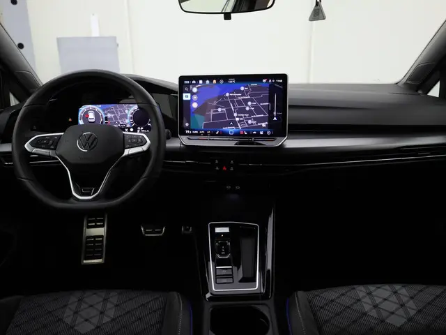 Volkswagen Golf 1.5e TSI 150PK R-Line DSG 2024 Benzine 4