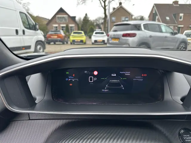 Peugeot 2008 1.2 Hybrid 145 PK GT 2025 Hybride Benzine 17