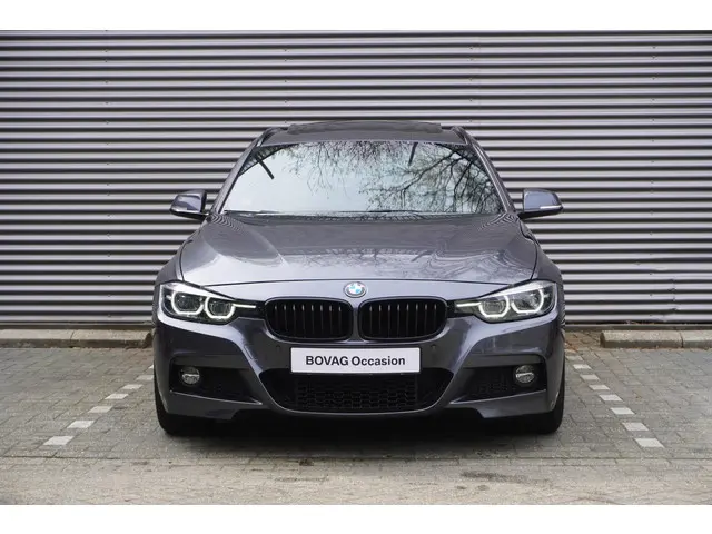 BMW 3 Serie Touring 320i 2018 Benzine 2
