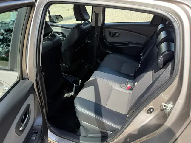 Toyota Yaris 1.5 Hybrid Dynamic 2015 Hybride Benzine 13