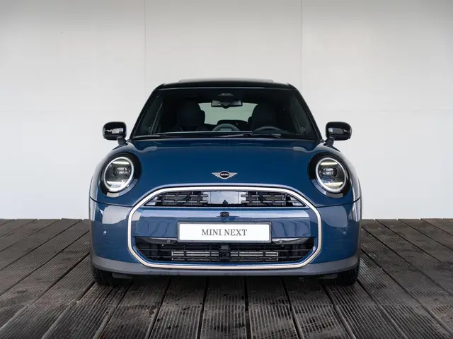 MINI 5-Deurs Cooper C Favoured 2025 Benzine 3