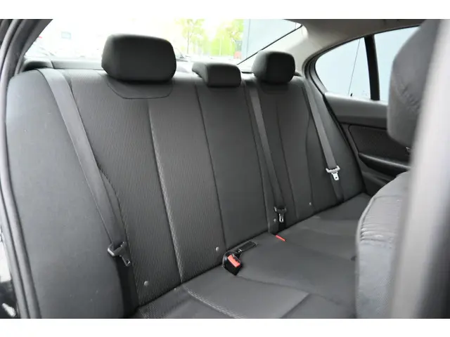 BMW 3 Serie 316i Business 2015 Benzine 25