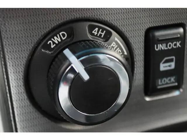 Nissan Navara 2.5 dCi SE King Cab 2014 Diesel 32