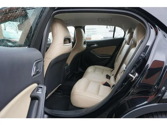 Mercedes-Benz GLA 180 Ambition 2015 Benzine 16