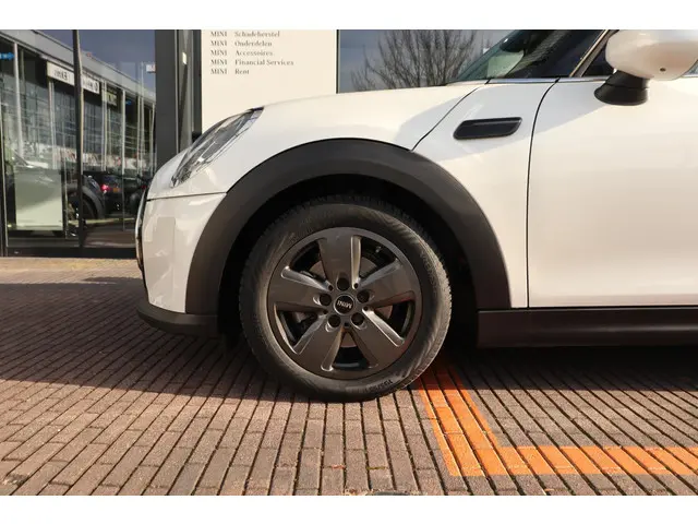 MINI 5-Deurs 1.5 Cooper Classic 2024 Benzine 4