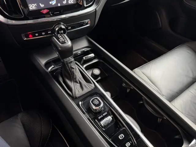 Volvo V60 2.0 T4 R-Design CAMERA LEDER LED 2020 Benzine 12