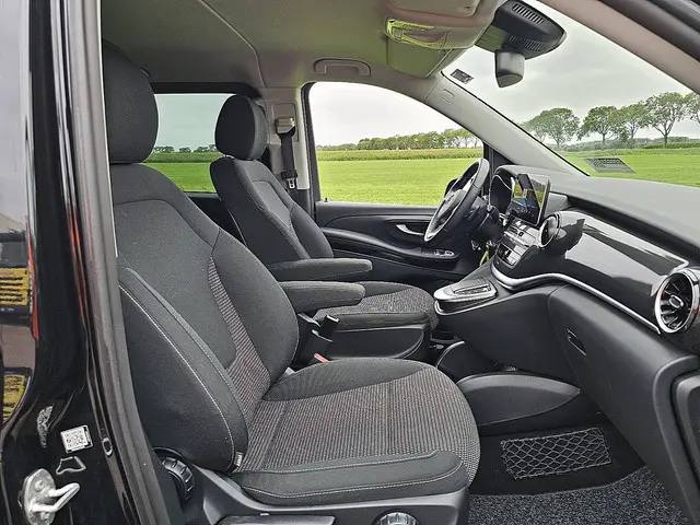Mercedes-Benz EQV 300 2023 Elektrisch 7