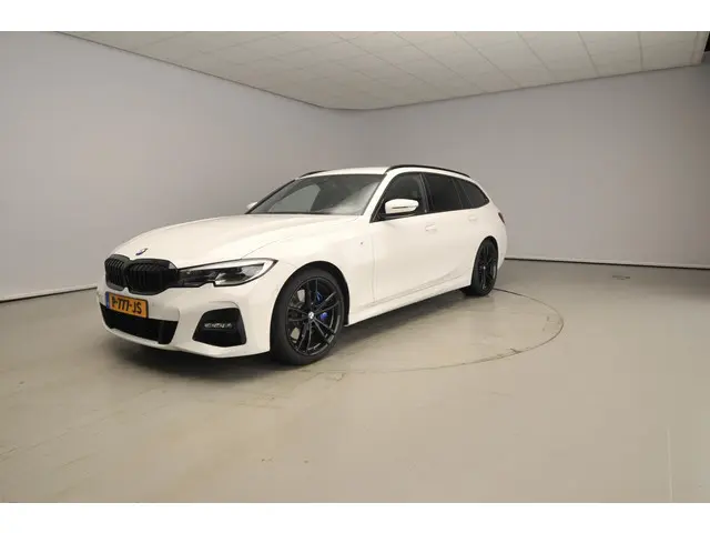 BMW 3 Serie Touring 318i 2022 Benzine 43