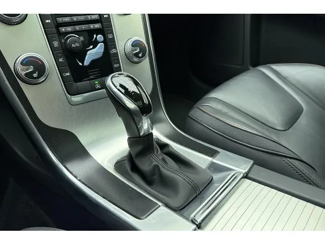 Volvo XC60 2.0 T5 FWD Ocean Race 2015 Benzine 31