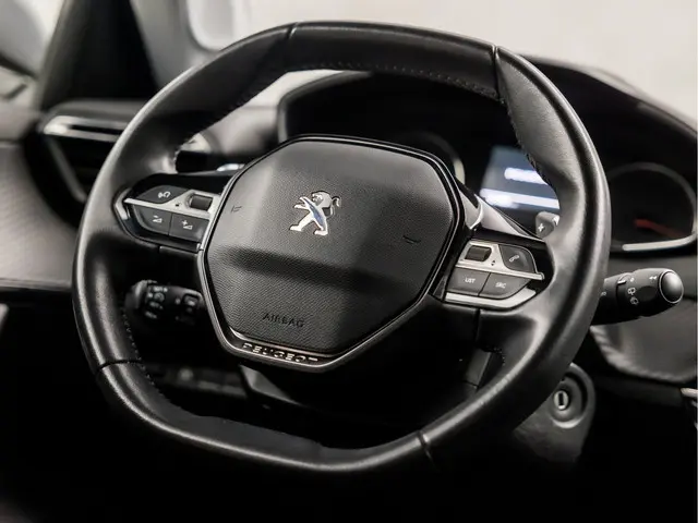 Peugeot 2008 1.2 PureTech Sport 2021 Benzine 18