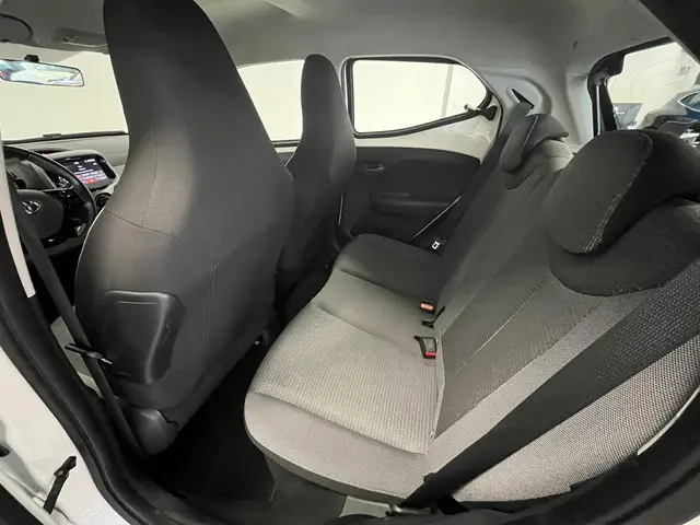 Toyota Aygo 1.0 VVT-i x-play 2022 Benzine 29