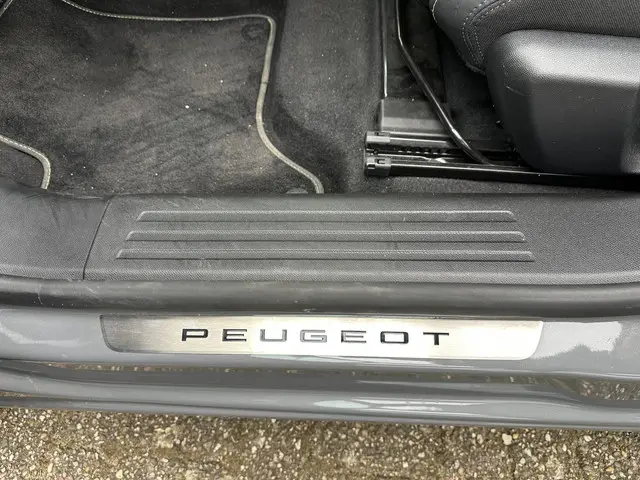 Peugeot 2008 1.2 Hybrid 145 PK GT 2025 Hybride Benzine 10