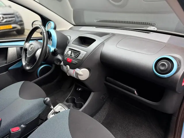 Toyota Aygo 1.0 VVT-i Dynamic Blue Automaat 2013 Benzine 19