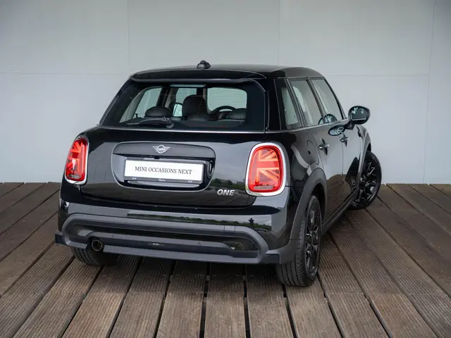 MINI 5-Deurs One Business Edition 2021 Benzine 2
