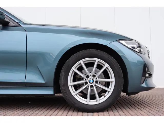 BMW 3 Serie Touring 318i Executive Edition 2020 Benzine 5