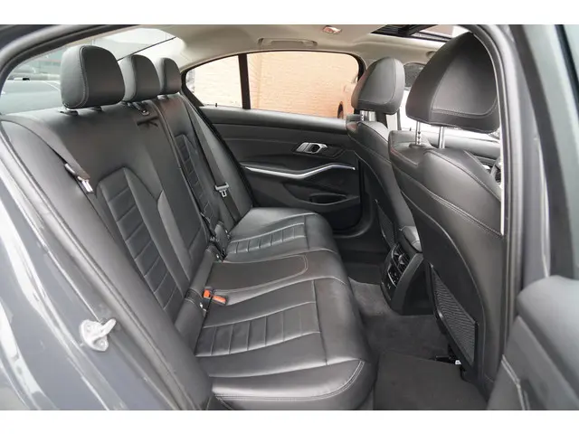 BMW 3 Serie 318i High Executive 2021 Benzine 27