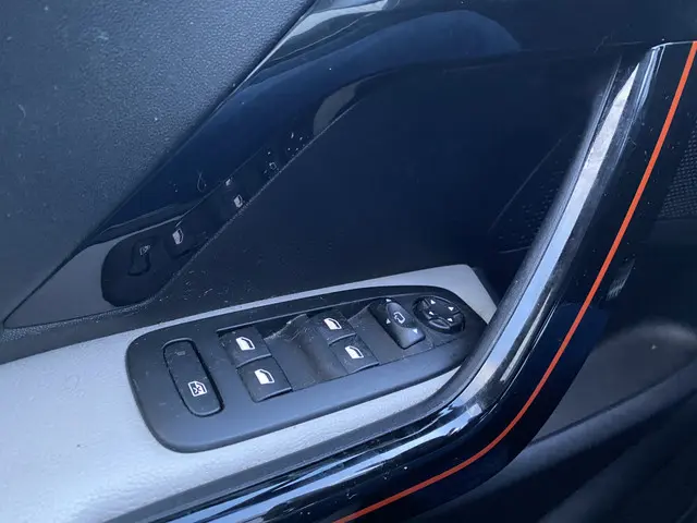 Peugeot 208 1.2 e-VTi Roland Garros 2014 Benzine 24