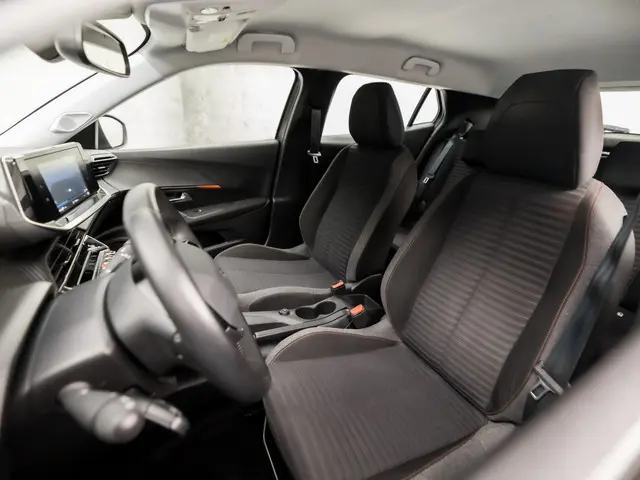 Peugeot 2008 1.2 PureTech Sport 2021 Benzine 14