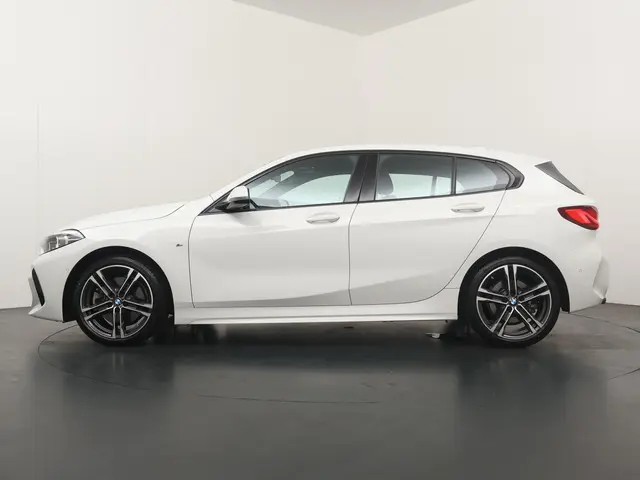 BMW 1 Serie 120i Executive 2022 Benzine 7