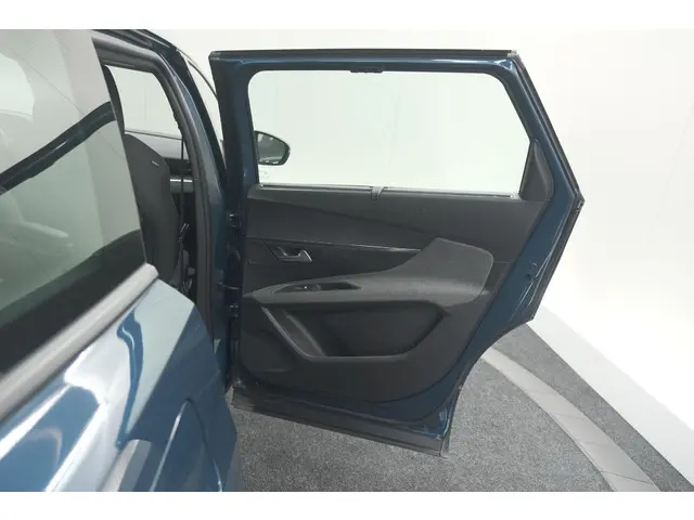 Peugeot 5008 PureTech 130 EAT8 Active Pack 2023 Benzine 70