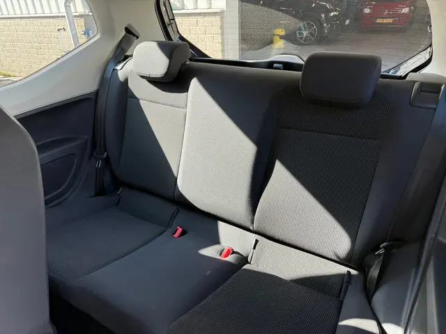 Volkswagen up! 1.0 groove up! BlueMotion 2015 Benzine 24
