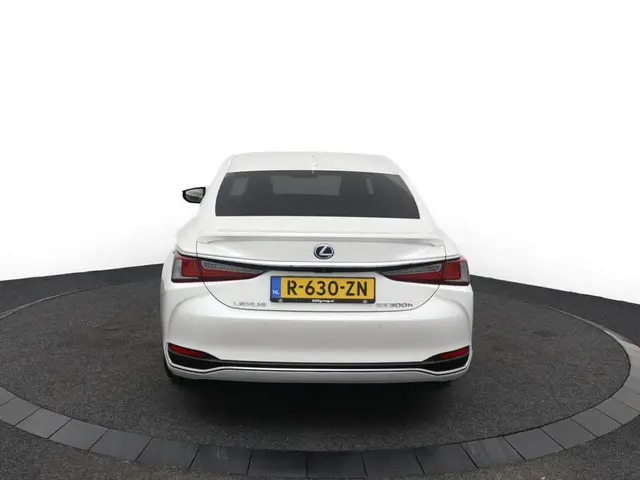 Lexus ES 300h Preference Line 2021 Hybride Benzine 32