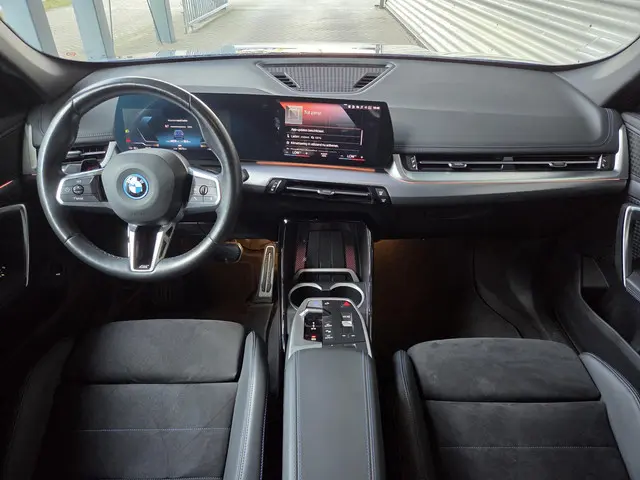 BMW iX1 xDrive30 Launch Edition 67 kWh 2023 Elektrisch 4