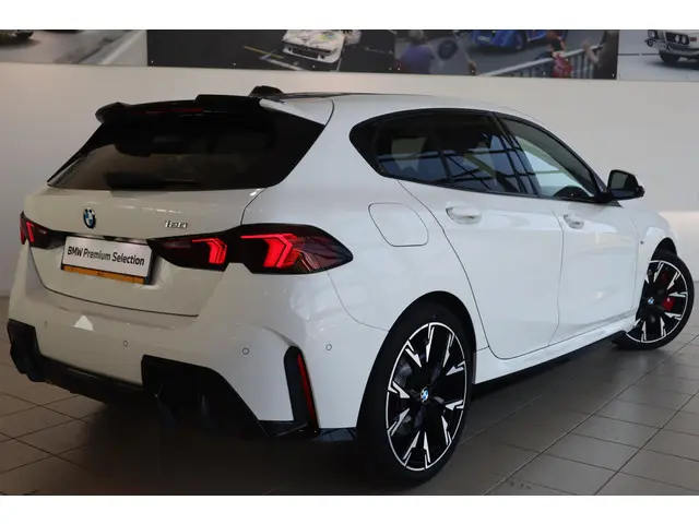 BMW 1 Serie 5-deurs 120 2025 Benzine 2