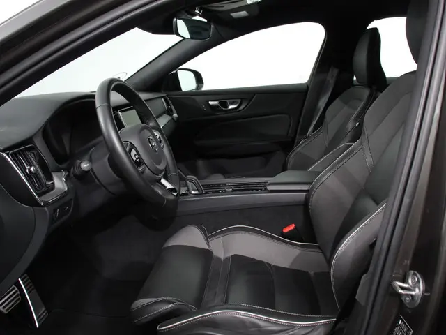 Volvo V60 2.0 B4 R-Design 2022 Benzine 8