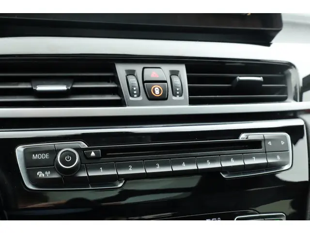 BMW X1 sDrive20i High Executive 2021 Benzine 24