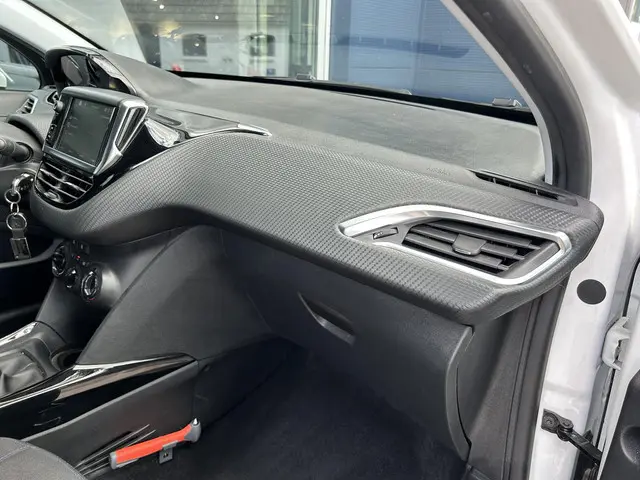 Peugeot 2008 1.2 Turbo 110PK Signature 2019 Benzine 18