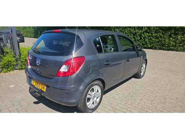 Opel Corsa 1.2-16V Berlin 2013 Benzine 6
