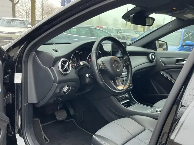 Mercedes-Benz GLA 180 Premium Plus 2018 Benzine 15