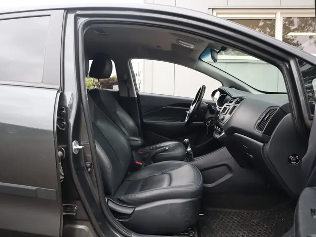 Kia Rio 1.2 CVVT World Cup Edition 2014 Benzine 5