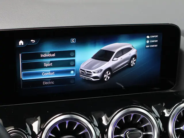 Mercedes-Benz GLA 250 e AMG Line 2021 Hybride Benzine 31