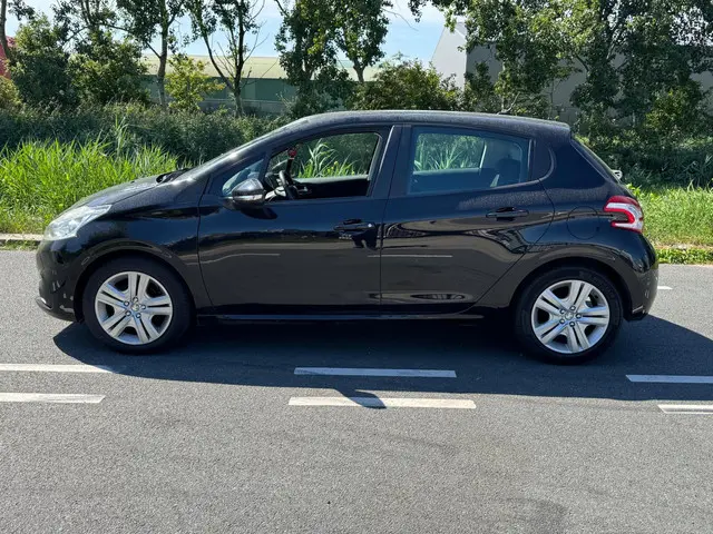 Peugeot 208 1.2 PureTech Signature / AIRCO 2019 Benzine 4