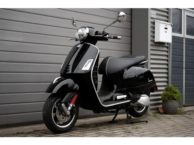 Vespa GTS 300 HPE 2022 Benzine 11