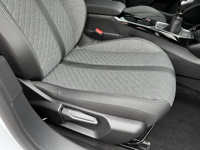 Peugeot 2008 1.2 Turbo 100 PK Allure 2025 Benzine 20