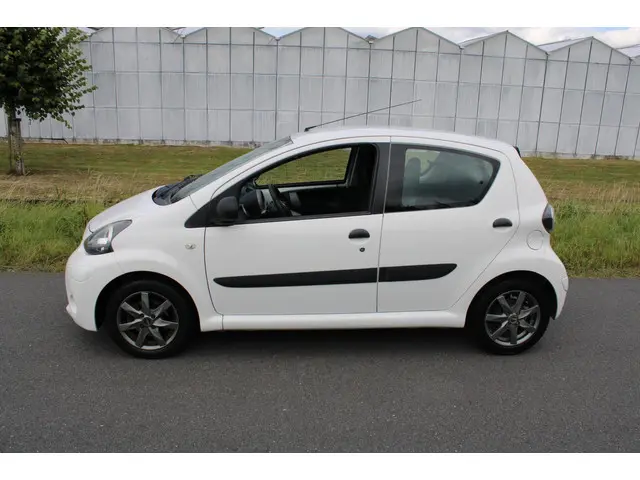 Toyota Aygo 1.0 VVT-i Now 5 Drs met Airco 2014 Benzine 5