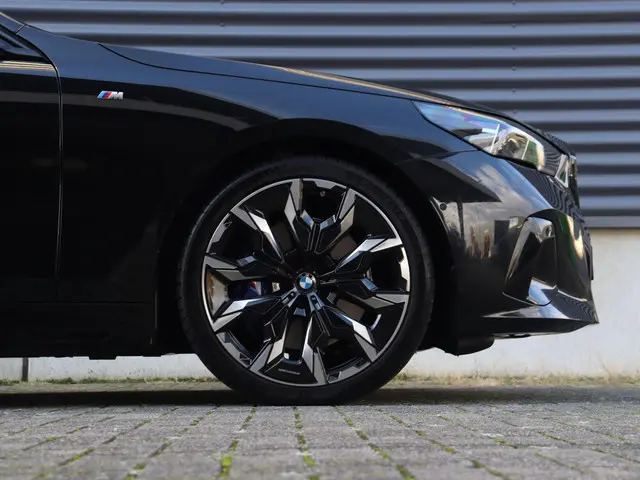 BMW 5 Serie Touring 550e xDrive 2025 Hybride Benzine 6