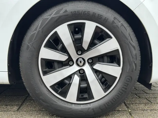 Renault Clio TCe 90 Equilibre 2023 Benzine 28